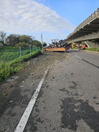 ▲▼      西濱快嚴重車禍，聯結車翻落高架橋下，車體嚴重變形      。（圖／翻攝記者爆料網）