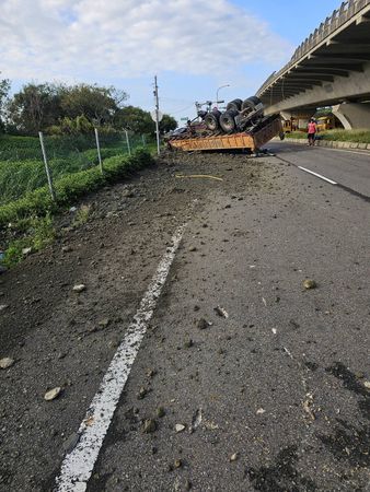 ▲▼      西濱快嚴重車禍，聯結車翻落高架橋下，車體嚴重變形      。（圖／翻攝記者爆料網）