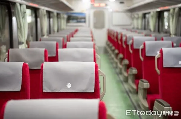 ▲▼台鐵列車座椅枕巾全面更新，採低調簡約風格。（圖／台鐵公司提供）