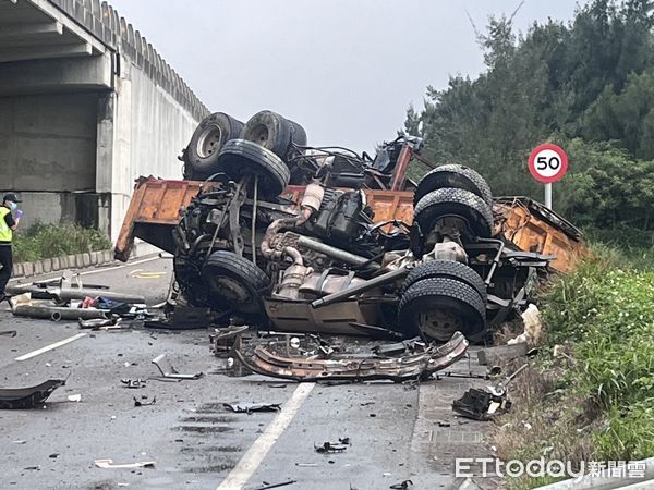 ▲▼      西濱快聯結車翻落橋下，駕駛不治       。（圖／記者陳凱力翻攝）