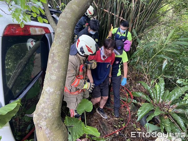 ▲台62翻車事故，駕駛全身擦挫傷送醫。（圖／記者郭世賢翻攝，下同）