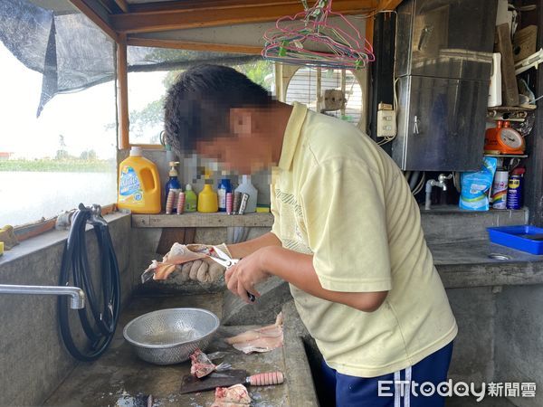 ▲巧匠舞音台灣鯛料理館老闆李宗銘，(中)善用勞動部就促措施，協助同為智能障礙的母子阿麗跟小維穩定就業。（圖／記者林東良翻攝，下同）