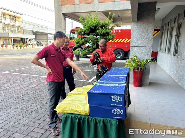 ▲台南市消防局第四大隊9日於安定分隊舉行「防焰防護衣及HAIX救助鞋」捐贈儀式，由啟德機械起重工程公司姜嘉興經理代表捐贈，並由消防局第四大隊大隊長蔡國保代表受贈，頒發感謝獎致謝。（圖／記者林東良翻攝，下同）