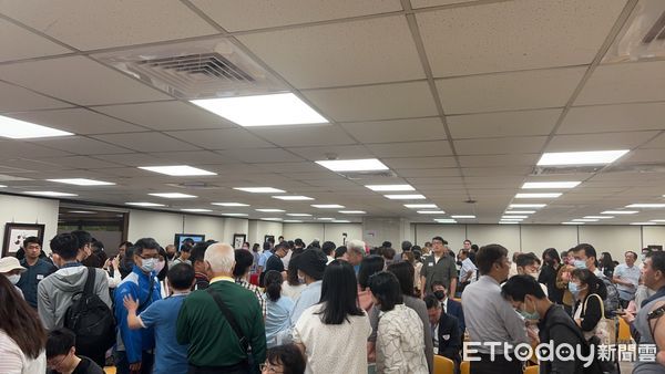 ▲新光金股東臨時會，股東踴躍投票。（圖／記者林潔禎攝）