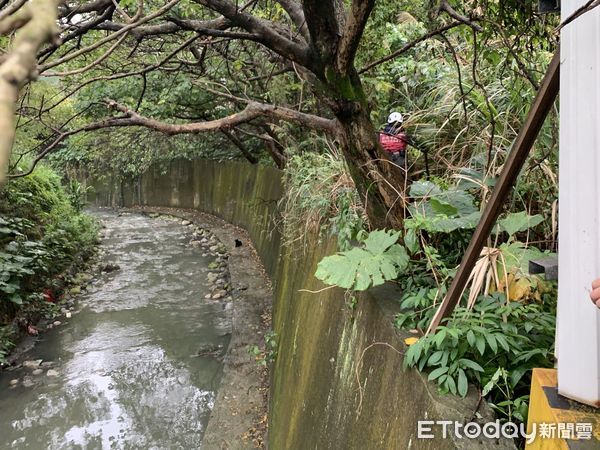 ▲救援任務包山包海！動保員涉水加強「高空訓練」　還得會攀岩走壁（圖／新北市動保處提供，請勿隨意翻拍，以免侵權。）