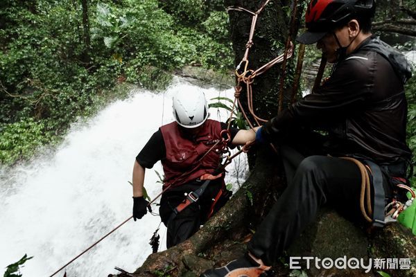 ▲救援任務包山包海！動保員涉水加強「高空訓練」　還得會攀岩走壁（圖／新北市動保處提供，請勿隨意翻拍，以免侵權。）