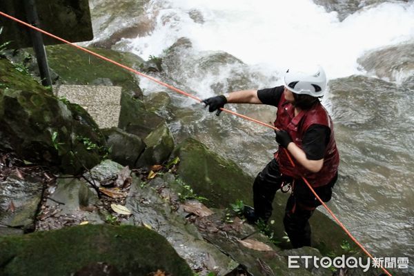 ▲救援任務包山包海！動保員涉水加強「高空訓練」　還得會攀岩走壁（圖／新北市動保處提供，請勿隨意翻拍，以免侵權。）