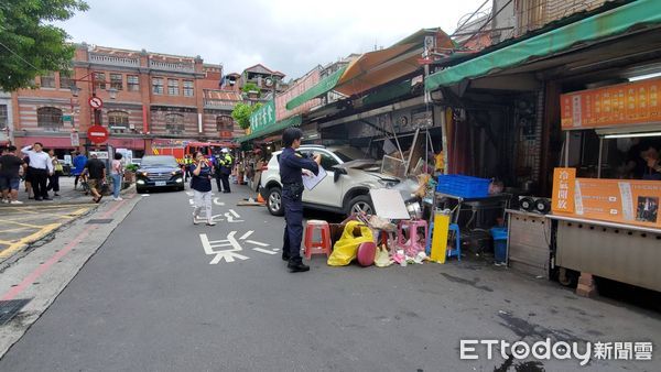 ▲迪化街嚴重車禍，白色休旅車撞爛杏仁茶攤，老闆娘送醫。（圖／記者黃彥傑攝，下同）