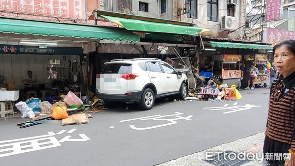 ▲迪化街嚴重車禍，白色休旅車撞爛杏仁茶攤，老闆娘送醫。（圖／記者黃彥傑攝，下同）