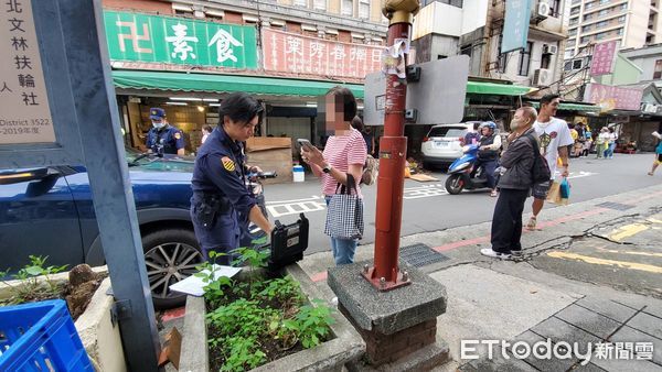 ▲迪化街嚴重車禍，白色休旅車撞爛杏仁茶攤，老闆娘送醫。（圖／記者黃彥傑攝，下同）