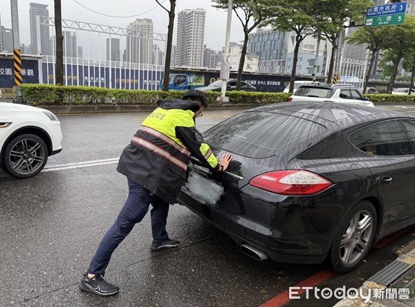 ▲警民合力將保時捷跑車推至路旁，等待拖吊車救援。（圖／桃園警分局提供）