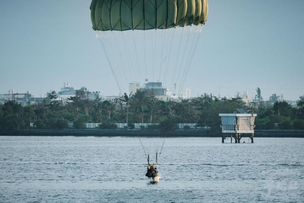 空訓中心直升機水域跳傘訓練　強化特戰部隊戰力（圖／軍聞社）