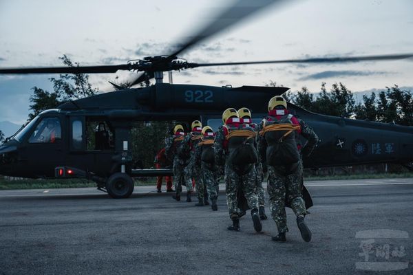 空訓中心直升機水域跳傘訓練　強化特戰部隊戰力。（圖／軍聞社）