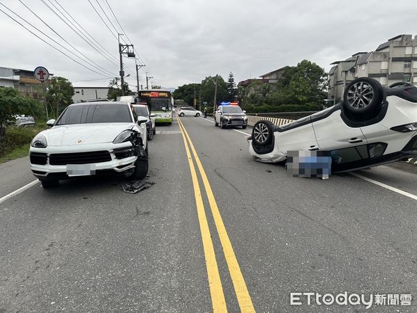 ▲▼白色休旅車突衝撞對向停等紅燈的保時捷，造成白車當場翻覆             。（圖／記者游芳男翻攝）