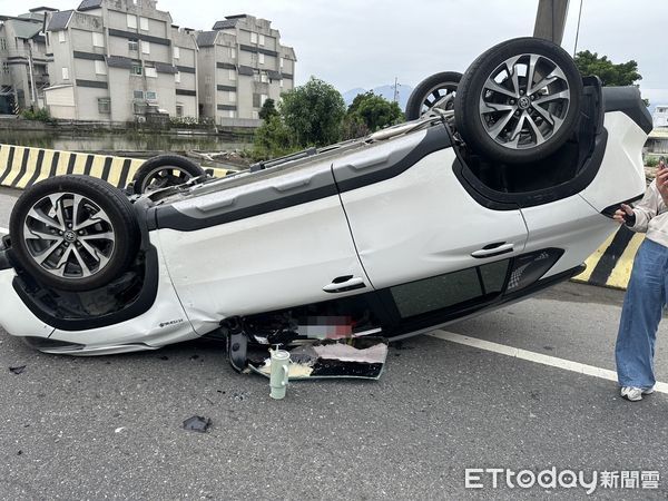 ▲▼白色休旅車突衝撞對向停等紅燈的保時捷，造成白車當場翻覆             。（圖／記者游芳男翻攝）