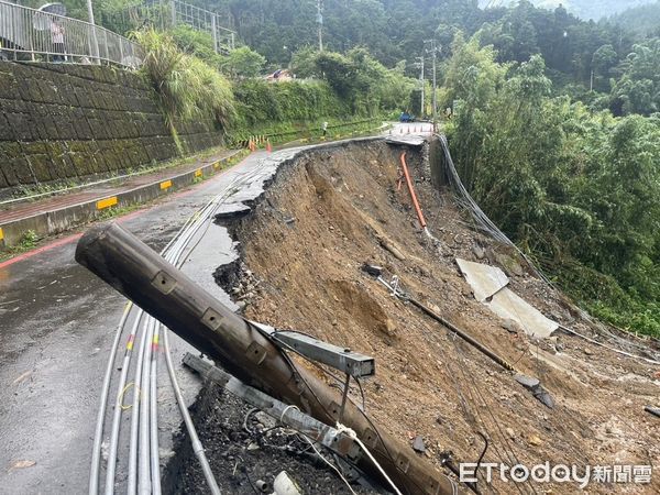 ▲鹿谷鄉溪頭往來杉林溪的聯外道路投51線0K+100處，路基遭凱米颱風暴雨淘空。（圖／資料照片，南投縣政府提供，下同）