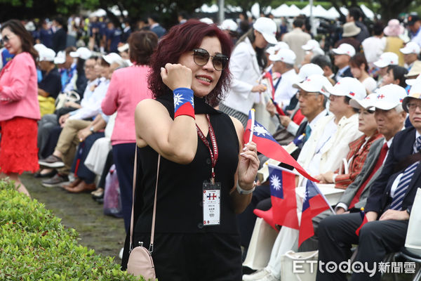 ▲中華民國雙十國慶典禮，民眾持國旗合影。（圖／記者林敬旻攝）