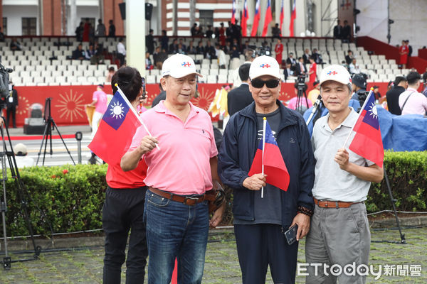 ▲中華民國雙十國慶典禮，民眾持國旗合影。（圖／記者林敬旻攝）