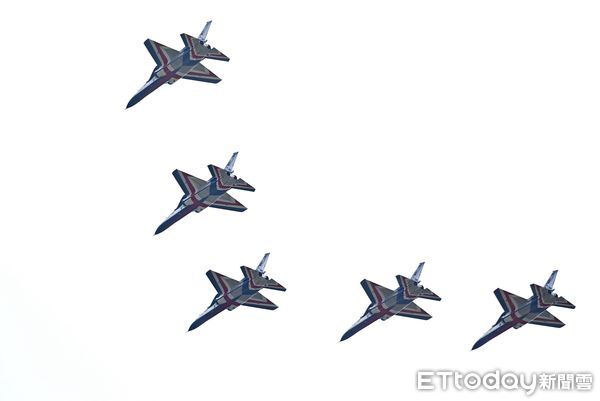 ▲▼113年國慶大會，勇鷹高教機五機大雁隊形衝場。（圖／記者李毓康攝）