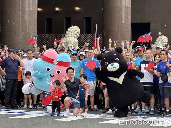 ▲▼蔣萬安帶「二寶」、「三寶」參加台北市政府國慶升旗暨路跑活動。（圖／記者袁茵攝）