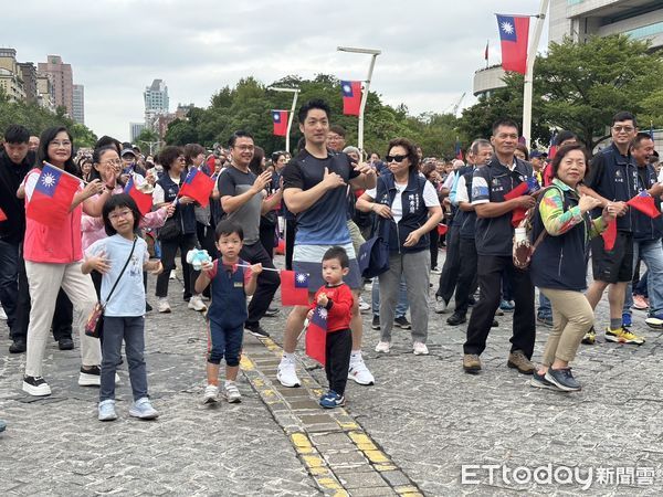 ▲▼蔣萬安帶「二寶」、「三寶」參加台北市政府國慶升旗暨路跑活動。（圖／記者袁茵攝）