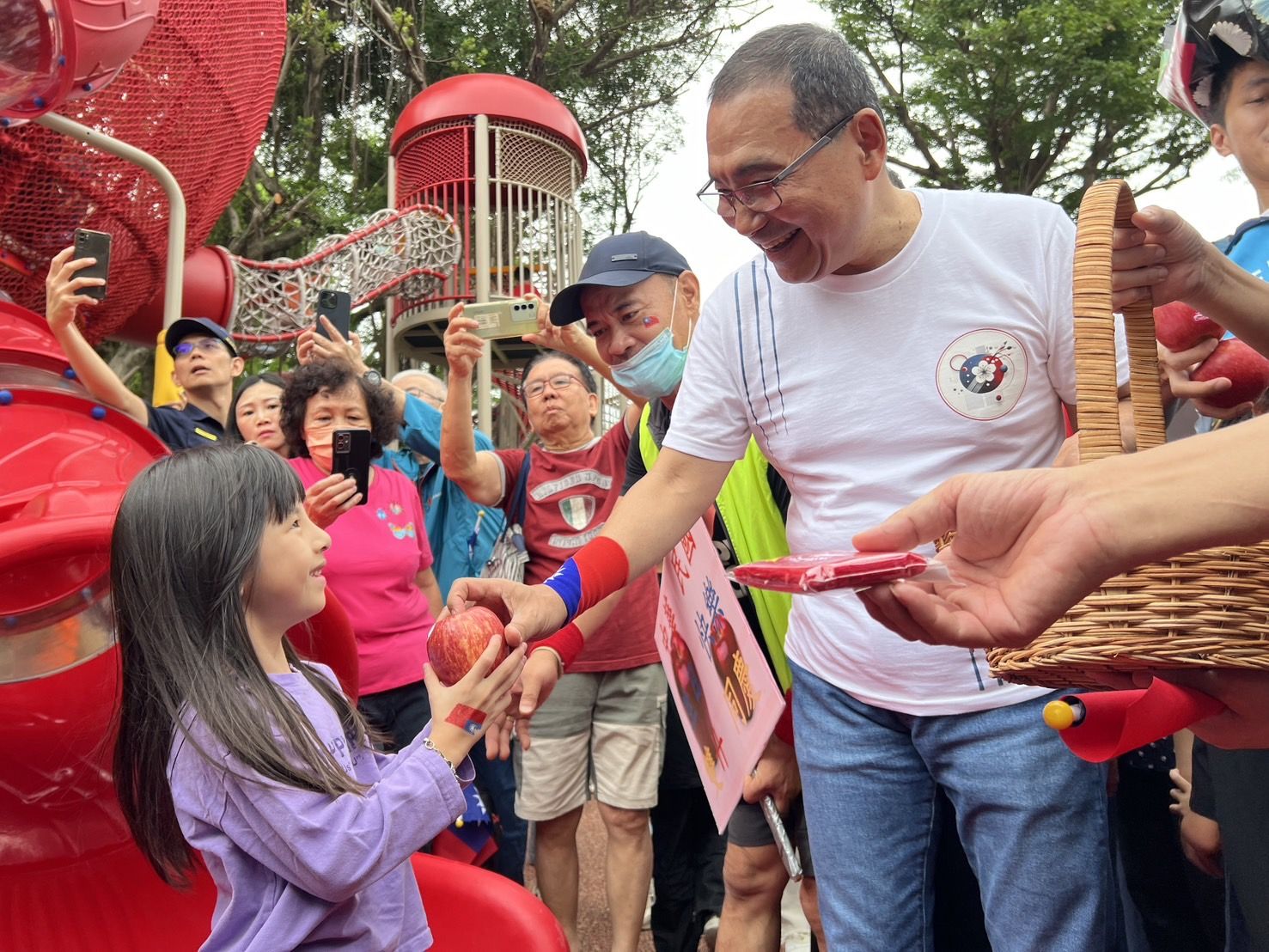 ▲新北團結慶雙十 侯友宜與千名市民齊唱國歌。（圖／新北市民政局提供）