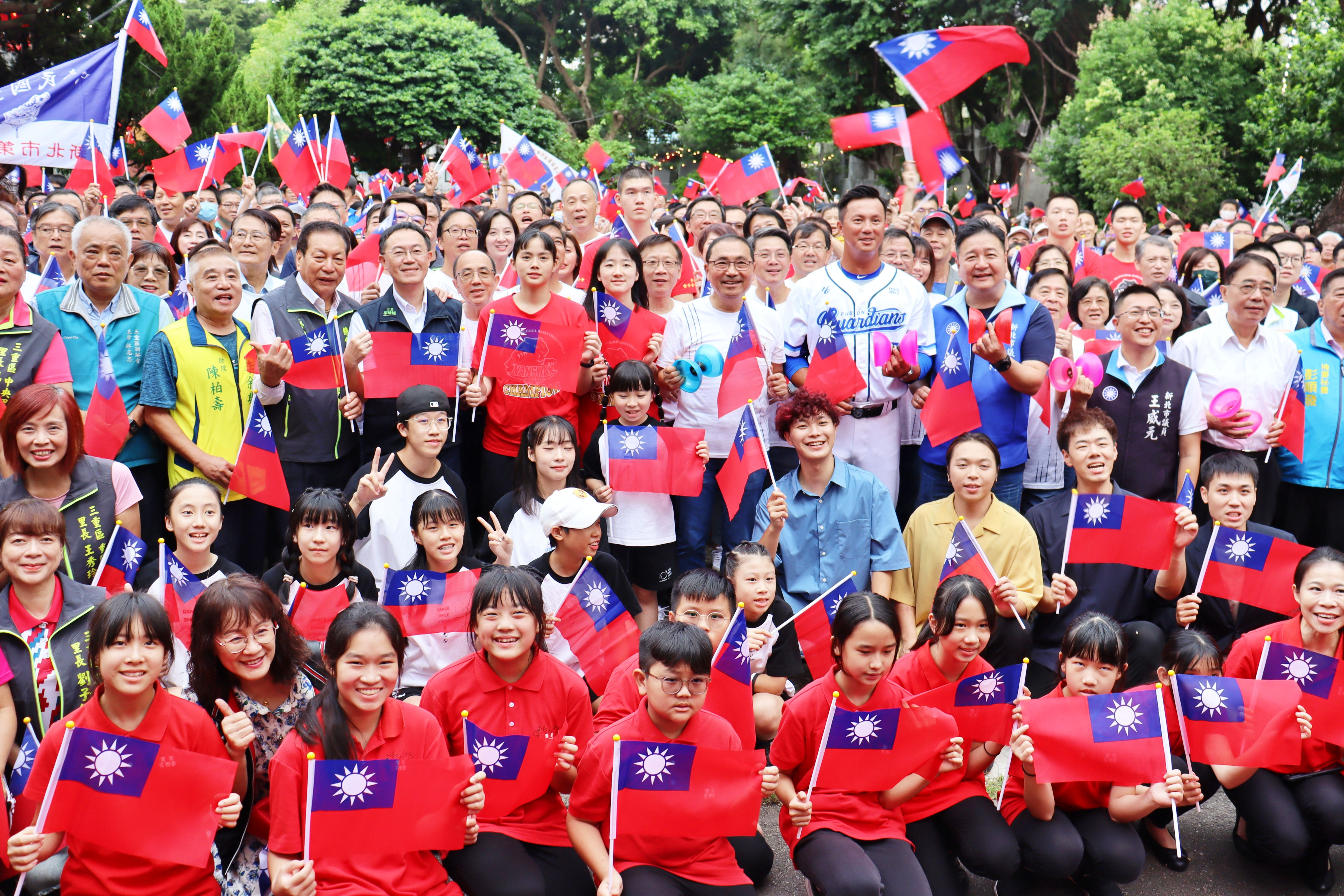 ▲新北團結慶雙十 侯友宜與千名市民齊唱國歌。（圖／新北市民政局提供）