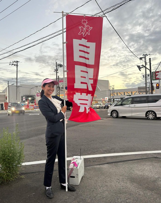 ▲▼日本前女偶像2度挑戰眾議員！過往性感照曝　自民黨大打美女牌。（圖／翻攝自森下千里IG）