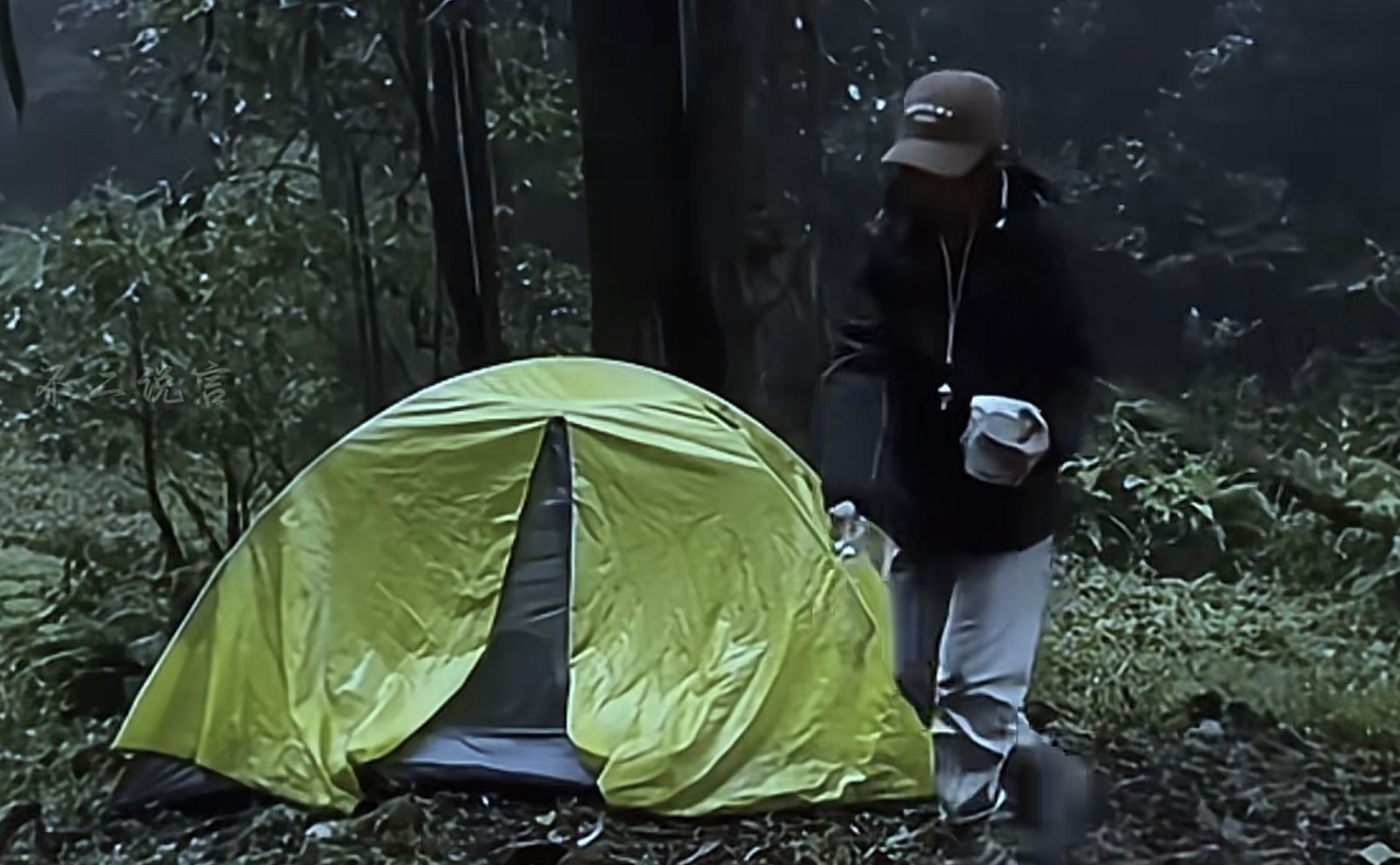 ▲大陸網紅「苗疆陳朵朵」宿營哀牢山惹議。（圖／翻攝抖音）