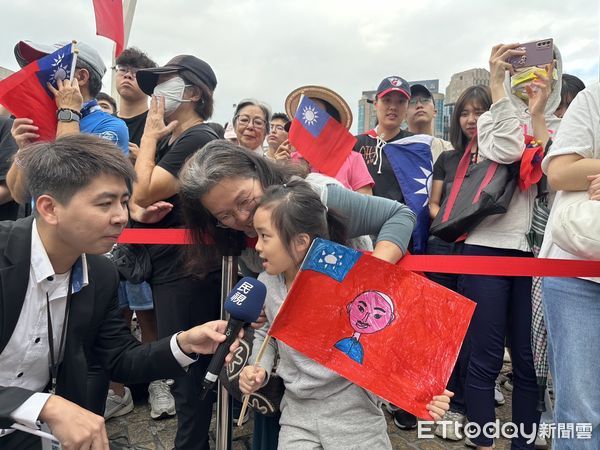 ▲▼民眾參加台北市政府前升旗暨路跑、市集活動。（圖／記者袁茵攝）