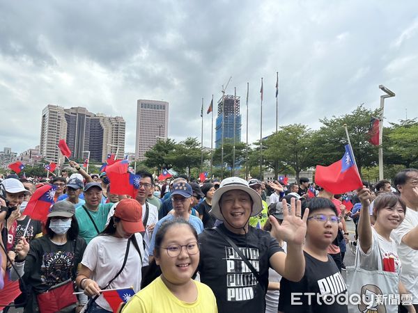 ▲▼民眾參加台北市政府前升旗暨路跑、市集活動。（圖／記者袁茵攝）