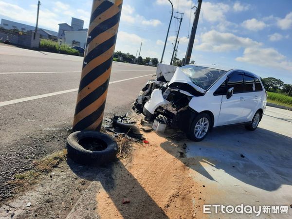 ▲苗140線今天上午發生轎車逆向自撞電桿事故，女駕駛頭頸受傷被救護人員抱出送醫。（圖／記者楊永盛翻攝）