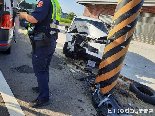 ▲苗140線今天上午發生轎車逆向自撞電桿事故，女駕駛頭頸受傷被救護人員抱出送醫。（圖／記者楊永盛翻攝）