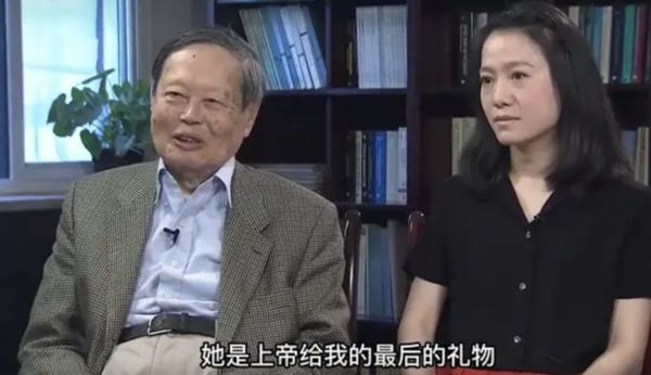 ▲楊振寧和48歲的妻子翁帆一起度過102歲生日。（圖／翻攝微博）