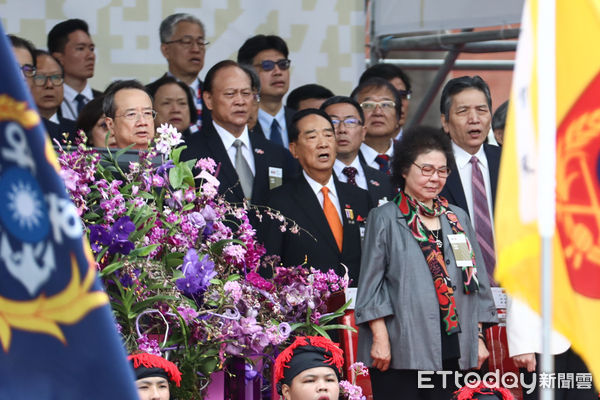 ▲雙十國慶，貴賓宋楚瑜、陳菊、李鴻鈞起立唱國歌。（圖／記者林敬旻攝）