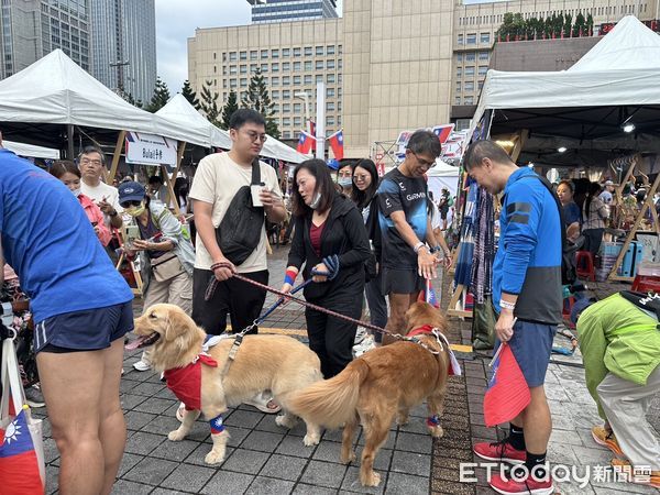 ▲▼民眾參加台北市政府前升旗暨路跑、市集活動。（圖／記者袁茵攝）