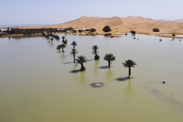 ▲▼撒哈拉沙漠多地暴雨成災，摩洛哥東南部村莊梅如卡（Merzouga）10月2日的淹水災情。（圖／達志影像／美聯社）