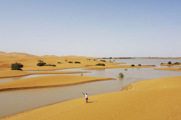 ▲▼撒哈拉沙漠多地暴雨成災，摩洛哥東南部村莊梅如卡（Merzouga）10月2日的淹水災情。（圖／達志影像／美聯社）