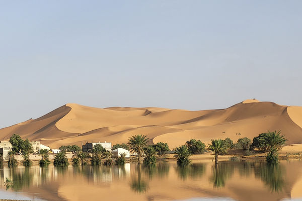 ▲▼撒哈拉沙漠多地暴雨成災，摩洛哥東南部村莊梅如卡（Merzouga）10月2日的淹水災情。（圖／達志影像／美聯社）