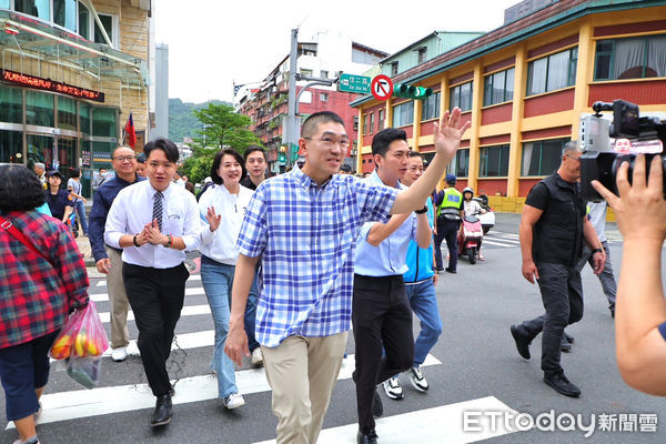 ▲罷免投票倒數3天 謝國樑偕藍委赴市場拜票。（圖／記者郭世賢翻攝）