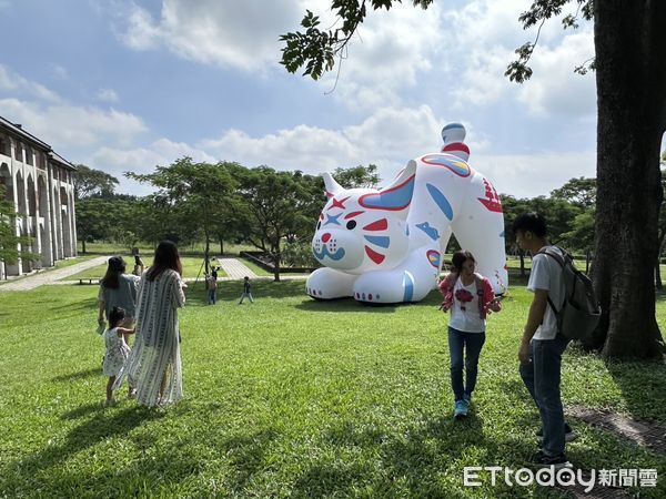 ▲台南山上花園水道博物館，即將迎來五周年館慶，10日先以蘭展暖身，超過5百盆各式蘭花，在濃濃的工業風建築內，展現出剛柔並濟的美感。（圖／記者林東良翻攝，下同）