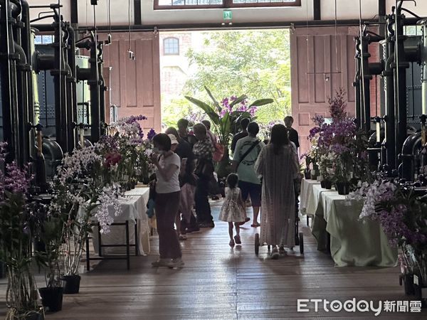 ▲台南山上花園水道博物館，即將迎來五周年館慶，10日先以蘭展暖身，超過5百盆各式蘭花，在濃濃的工業風建築內，展現出剛柔並濟的美感。（圖／記者林東良翻攝，下同）