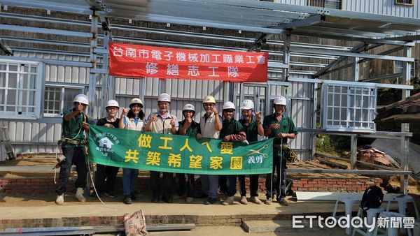 ▲台南市做工行善團，前往六甲區的偏鄉，由台南市電子機械加工職業工會進行鐵厝修繕相關作業。（圖／記者林東良翻攝，下同）