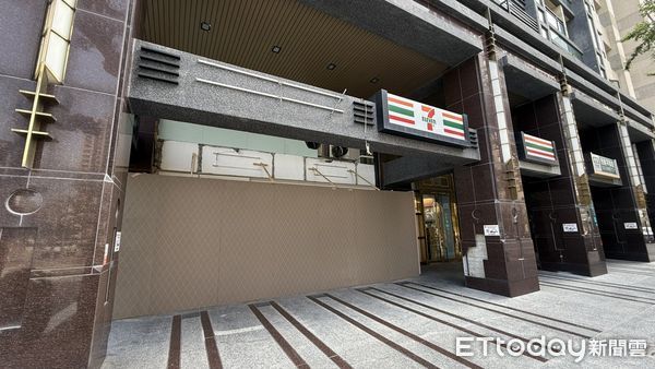 ▲▼             高雄7-11農神門市因店員颱風天肉身擋門出名，不到一周後已恢復營業。（圖／地方中心攝）