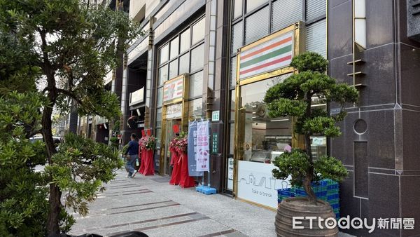 ▲▼             高雄7-11農神門市因店員颱風天肉身擋門出名，不到一周後已恢復營業。（圖／地方中心攝）