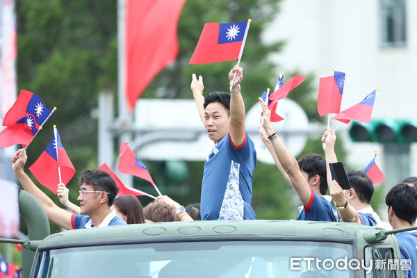 ▲中華民國雙十國慶典禮，奧運選手吳少璿通過觀禮台。（圖／記者林敬旻攝）