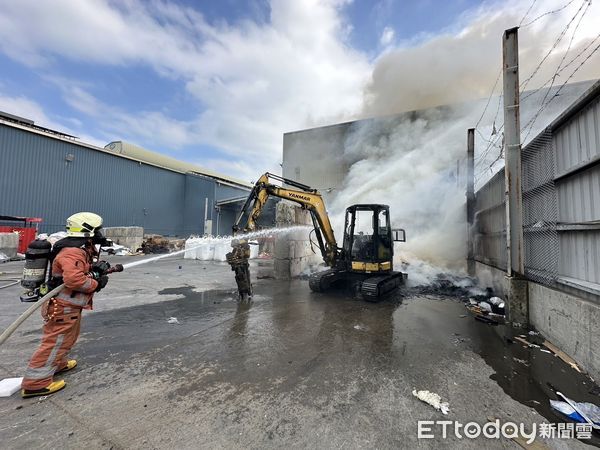 ▲▼新竹香山工廠火警　怪手、資源回收燒起來。（圖／記者陳凱力翻攝）