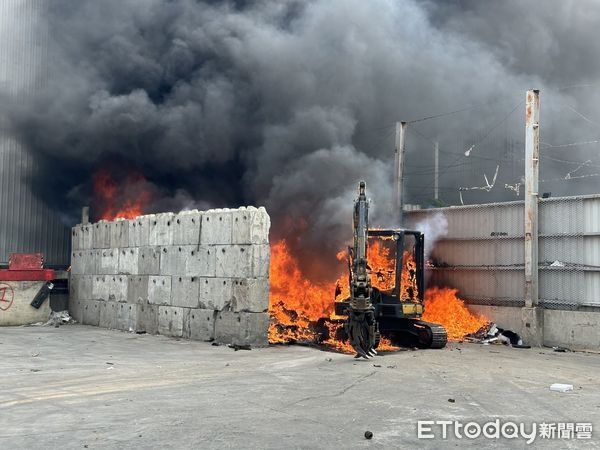 ▲▼新竹香山工廠火警　怪手、資源回收燒起來。（圖／記者陳凱力翻攝）