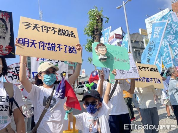 ▲台灣民眾黨雲林縣黨部今日下午在台鐵斗六車站前廣場舉辦「國慶集結舉牌踩街活動」，藉由「國慶日」關注中華民國的未來。（圖／記者蔡佩旻翻攝）