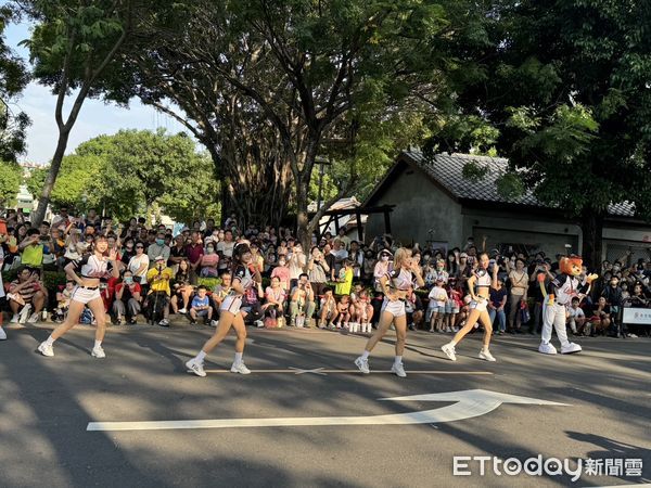 ▲台南水交社文化園區年度盛事—晴空藝術節，最受矚目的「晴空大遊行」於10日活動首日熱鬧登場。（圖／記者林東良翻攝，下同）